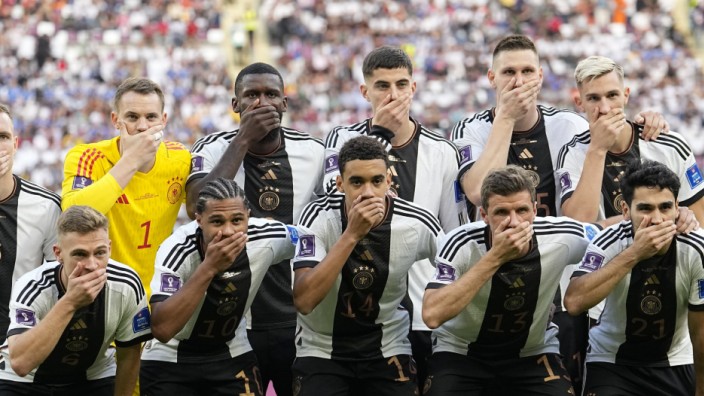 Fußball-WM in Katar: Mund zu: Die deutschen Spieler protestieren gegen die Politik der Fifa.