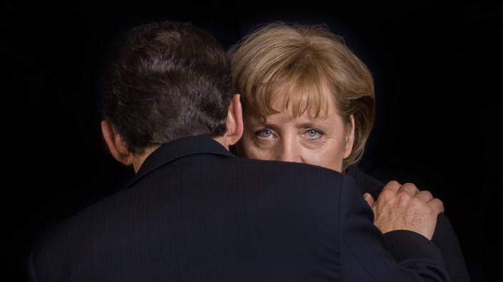 "Merkel - Macht der Freiheit" im Kino: She's Got The Look: Angela Merkel und der ehemalige Präsident Frankreichs, Nicolas Sarkozy, in etwas, das man nun wirklich einen engen Austausch nennen muss.