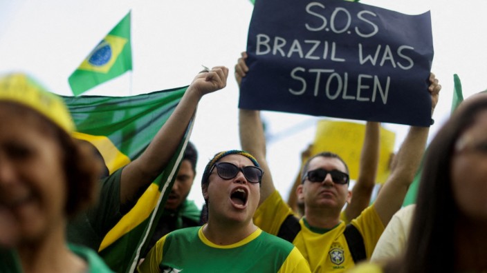Brasilien: Anhänger des Verlierers Jair Bolsonaro protestieren, hier in Rio, in ganz Brasilien gegen die nach ihrer Ansicht gestohlene Präsidentenwahl.