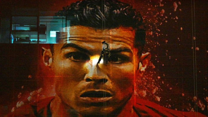 Ronaldo bei der WM: Da tanzt doch nicht etwa jemand einem Weltstar auf der Nase herum? Ein Bild von einem Hochhaus in Doha.