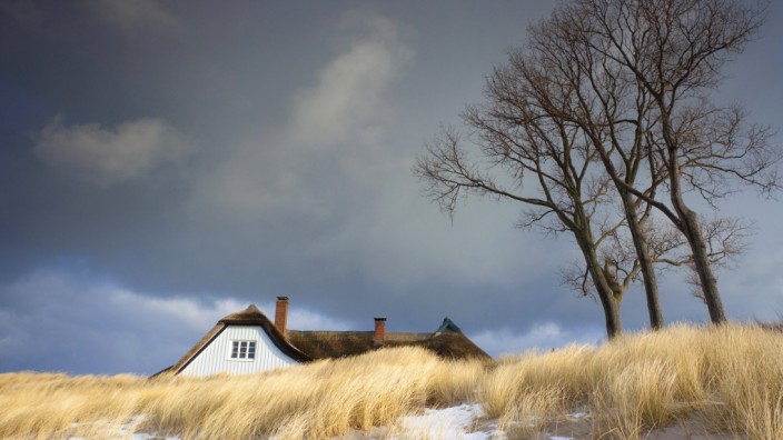 Hohe Energiekosten: Ein Ferienhaus in den Dünen ist für viele auch im Winter ein begehrtes Urlaubsziel - solange es gut geheizt ist.