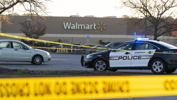 Waffengewalt: Im Walmart in Chesapeake, Virginia, kauften die Menschen gerade für das bevorstehende Thanksgiving-Fest ein, als ein Mann das Feuer eröffnete.