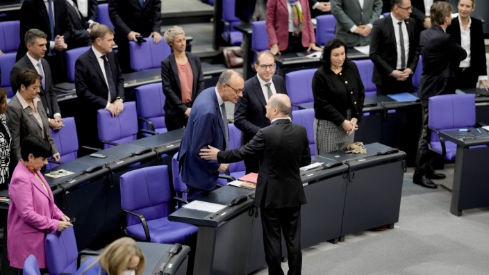 Generaldebatte: "Es braucht schon was, damit Olaf Scholz Emotionen zeigt": Der Bundeskanzler (rechts) begrüßt Oppositionsführer Friedrich Merz im Bundestag.
