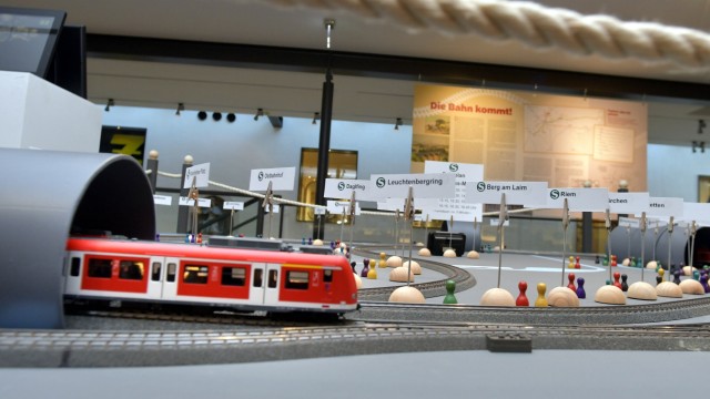 Museum Erding: Matthias und Philipp Holl haben einen Modelleisenbahn-Ringschluss gebastelt, auf dem alle 15 Minuten zwei S-Bahnen ihre Runden drehen.