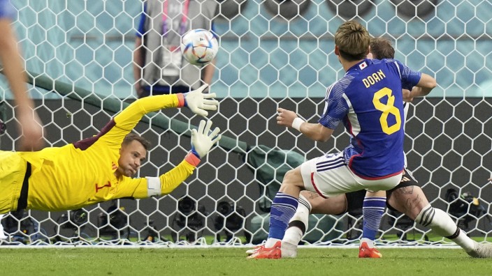 Deutschland gegen Japan bei der WM: Der erste von zwei Treffern für Japan: Manuel Neuer streckt sich, an den Schuss von Ritsu Doan kommt er aber nicht mehr ran.