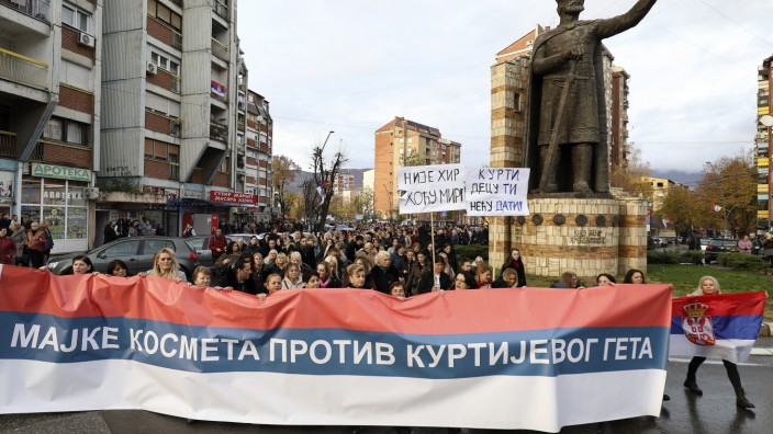 Illegale Kennzeichen: Die ethnischen Serben im nördlichen Teil des Bezirks Mitrovica demonstrieren gegen die Verhängung von Geldstrafen wegen der Nutzung serbischer Kfz-Kennzeichen.