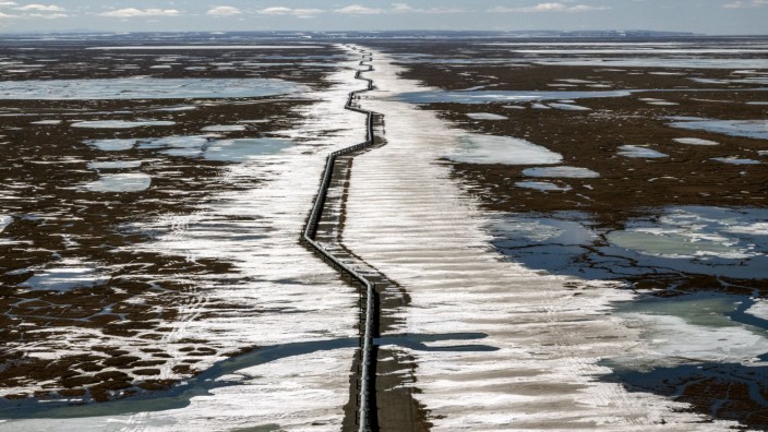 Ölprojekt in Alaska: Eine Ölpipeline schlängelt sich durch die Landschaft in Alaska.