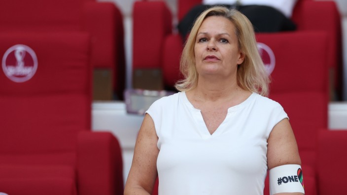 Nancy Faeser: Innenministerin Nancy Faeser beim ersten Spiel der deutschen Nationalmannschaft bei der Fußball-WM in Katar - mit "OneLove"-Binde.