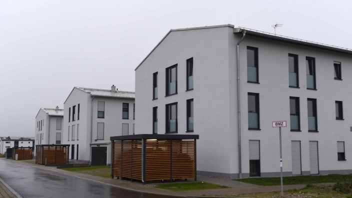 Wohnen: Drei neue Wohnhäuser für Menschen mit wenig Einkommen hat die Gemeinde Haimhausen am Grundfeld geschaffen.
