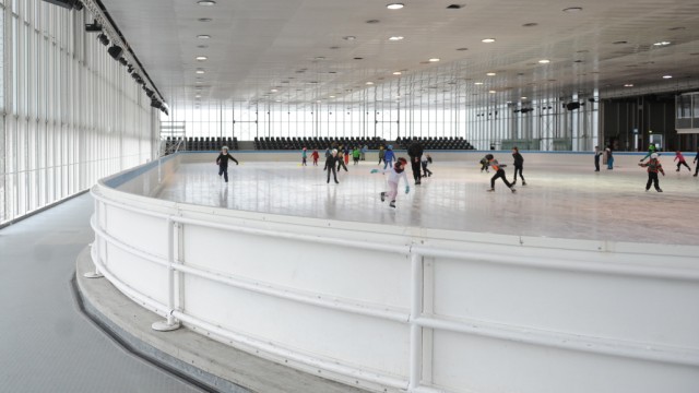 Freizeit: Eislauf-Üben in der Trainingshalle im Olympia-Eissportzentrum im Münchner Olympiapark.