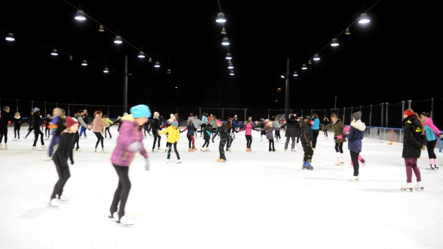 Freizeit: Dem Vergnügen auf der großen Fläche im Eis- und Funsportzentrum Ost steht nichts im Wege.
