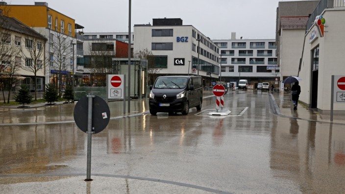 Stadtrat Geretsried beschließt: Das wird künftig nicht mehr möglich sein. Dieser Teil des Karl-Lederer-Platzes wird Fußgängerzone.