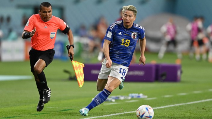 Japan bei der WM in Katar: Zu schnell auch für den Linienrichter: Japans Takuma Asano setzt im Spiel gegen Deutschland mal wieder zum Sprint an.