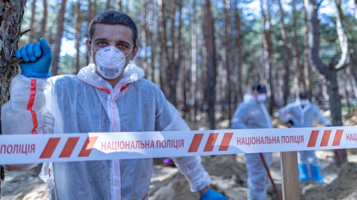Kriegsverbrechen: Forensik-Techniker graben in einem Wald bei Isjum in der Ostukraine: Auch dort wurde nach Abzug des russischen Militärs ein Massengrab entdeckt, darin Hunderte Tote.
