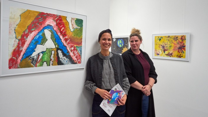 Internationaler Tag gegen Gewalt an Frauen: Janika Gaßner (links) ist mit einer Ausstellung der Mal- und Zeichengruppe "Deine Art - meine Art" zu Gast bei Birgit Dimotsios vom Ebersberger Frauennotruf und ihren Kolleginnen.