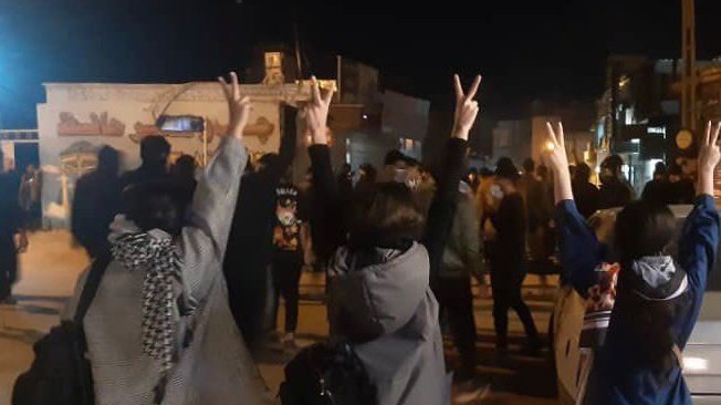 Iran: Frauen ohne Kopftuch: Die Proteste in iranischen Städten gehen unvermindert weiter.