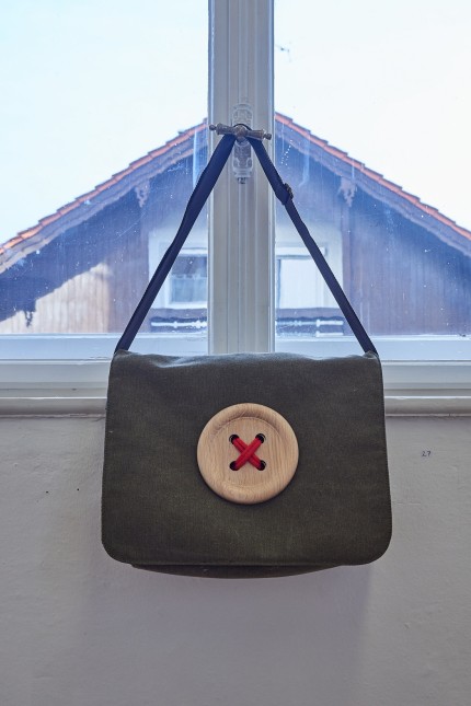 Kunst in und aus Glonn: "Red Button" nennt Vasko Kintzel diese humorvolle Tasche aus seinem Atelier.