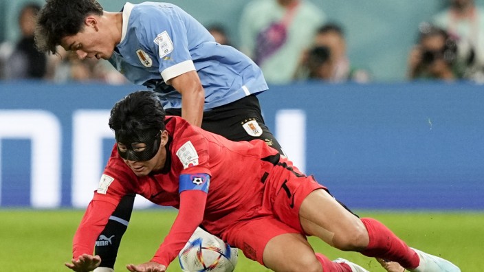 Fußball-WM: Stürmer Heung-min Son wird vom Uruguayer Facundo Pellistri bearbeitet - der Südkoreaner bleibt ohne Treffer.