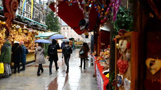 Christkindlmärkte in München: Das Wetter spielt natürlich auch eine Rolle bei der Frage, wie viele Menschen zwischen den Buden schlendern.