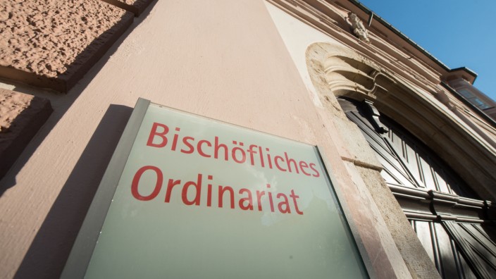 Bistum Eichstätt: "Bischöfliches Ordinariat" steht auf einem Schild der Diözese Eichstätt.