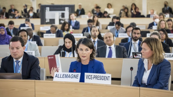 Erfolg für Baerbock: "In Würde und ohne Diskriminierung": Außenministerin Annalena Baerbock (Mitte) bei der Sondersitzung des Menschenrechtsrats in Genf.
