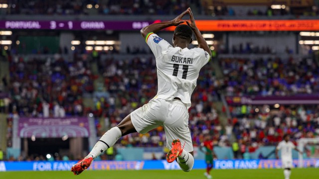 Portugal - Ghana: Einmal in Rot, einmal in Weiß: Nachdem Cristiano Ronaldo seinen Elfmeter in gewohnter Manier gefeiert hat, zeigt Ghanas Osman Bukari seine Interpretation dieses Jubels.