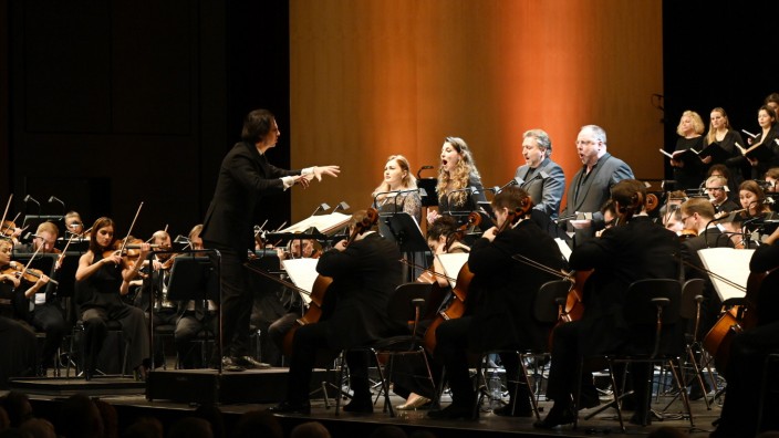 Klassik: Der Dirigent Teodor Currentzis und "Music Aeterna" im Festspielhaus Baden-Baden.