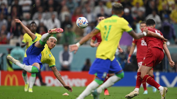 Fußball-WM: Erst die Arbeit, dann die Kunst: Kurz nach seinem schnöden Abstauber zum 1:0 legt der Brasilianer Richarlison akrobatisch das 2:0 nach.