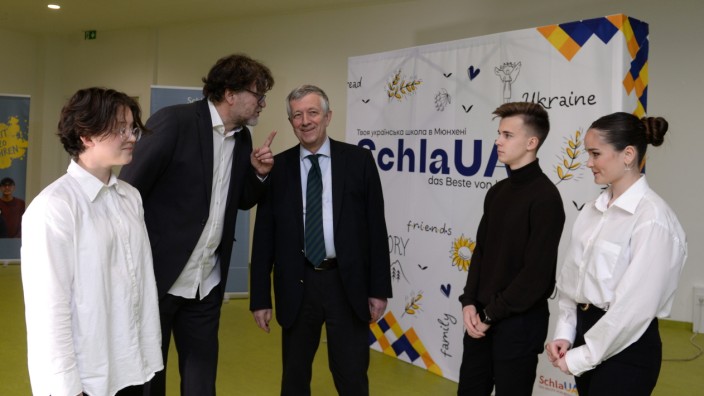 München: Der ukrainische Boschafter Oleksij Makeiev mit Michael Stenger und ukrainischen Schülerinnen und Schülern.