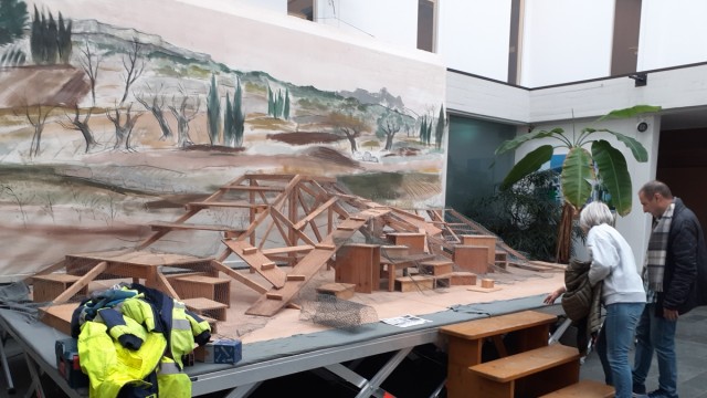 Krippenkunst in Vaterstetten: So sieht es aus, wenn die Arbeiten an der Krippe beginnen. Im Hintergrund: Die 2005 von Bühnenbildner Hans Hilmer gefertigte Landschaft.