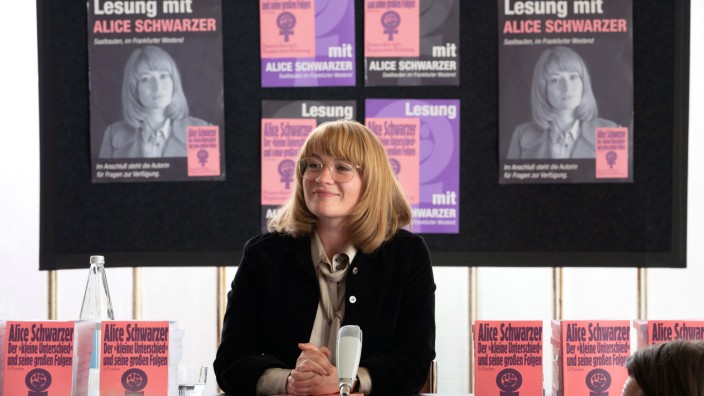 Film: Alice Schwarzer (Nina Gummich) stellt ihr Buch "Der kleine Unterschied" vor, das zum Bestseller werden wird.