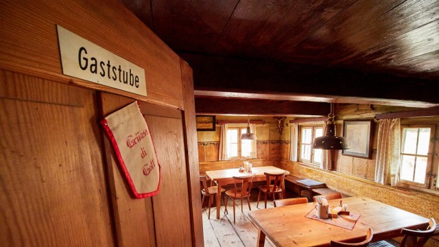 Gastronomie: Vier Tische sind in der gemütlichen Gaststube - der Bestand des Wirtshauses führt übrigens bis ins 15. Jahrhundert zurück, es steht unter Denkmalschutz.