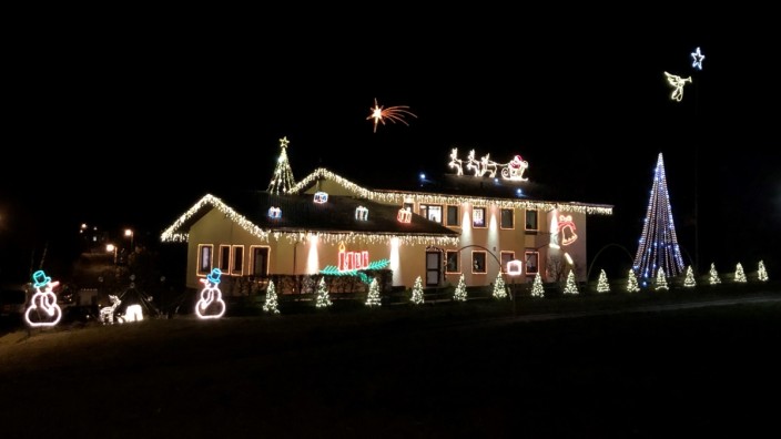 Pöcking: Nikolaus Heinecke und sein Schwager Christian Zingraff dekorieren ihr Haus normalerweise jedes Jahr zur Weihnachtszeit mit mehr als 70 000 Lämpchen.