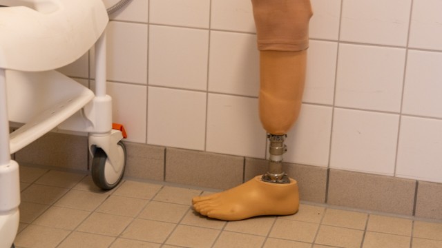 SZ-Adventskalender: Im Mai 2021 wurde K.s Fuß amputiert, er hat nun eine Prothese.