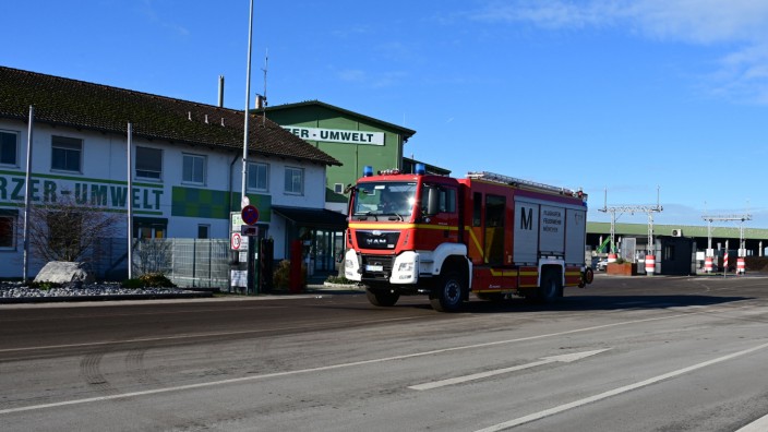 Landkreis Erding: Ein Feuerwehrfahrzeug an einem Recyclingbetrieb in Eiting. In dem Betrieb war am Freitagmorgen ein Feuer ausgebrochen, 13 Menschen wurden Polizeiangaben zufolge verletzt.