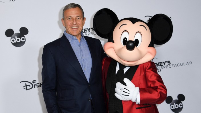 Streamingdienste: Disneychef Robert Iger und Micky Maus 2018 in Los Angeles.