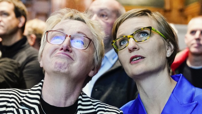 Baden-Württemberg: Theresia Bauer (links) hofft auf ein besseres Ergebnis beim zweiten Wahlgang am Sonntag in Heidelberg.