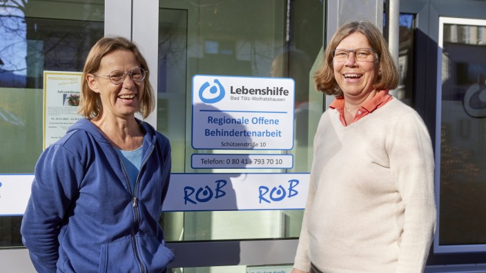 SZ-Adventskalender: Dagmar Steiner (links) und Sonja Schulz sind in der regionalen offenen Behindertenarbeit der Lebenshilfe für familienunterstützende Dienste sowie die Organisation von Freizeitaktivitäten zuständig.