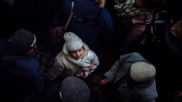Ukraine: Die Stadt leert sich: Menschen warten am Bahnhof von Cherson.