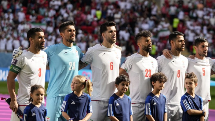 Iran bei der Fußball-WM: Können in Katar ab sofort nur noch ihre Spiele gewinnen: Irans Nationalspieler singen vor ihrem zweiten Auftritt bei der WM die Nationalhymne.