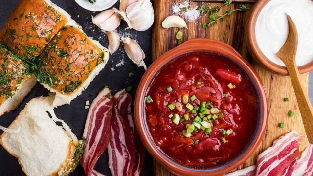 Adventszeit: Ukrainische Köstlichkeiten wie die Rote-Bete-Suppe "Borschtsch" gibt es am Samstag in Tutzing.