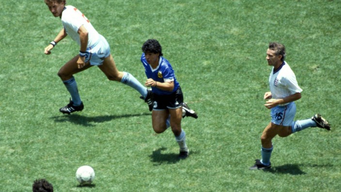 "Katarstimmung": Und dann lief Maradona los, umkurvte alle Engländer und schob den Ball zum 2:0 ins Tor: "D10S" Diego Maradona (Mitte) auf dem Weg zum WM-Tor des Jahrhunderts.