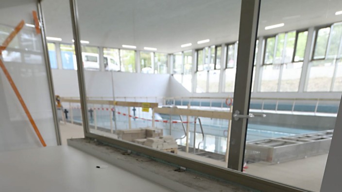 Hohenbrunn: Jetzt geht's los: Blick vom Raum der Bademeister und Rettungsschwimmer in Richtung Schwimmbecken.