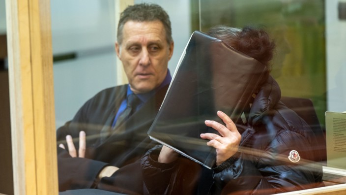 Prozess in München: Die angeklagte Apothekenmitarbeiterin (rechts) und ihr Anwalt Bernd Schaudinn warten auf den Prozessbeginn.