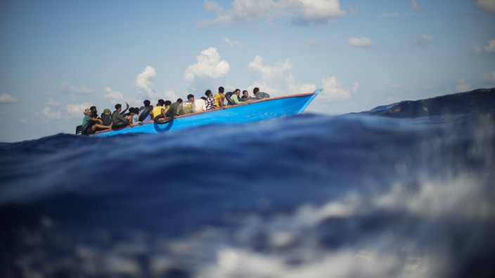 EU und Migration: Flüchtlinge in einem Holzboot, südlich der italienischen Insel Lampedusa.