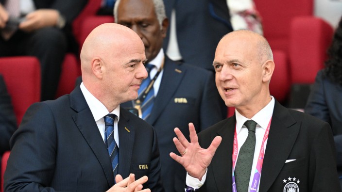WM in Katar: Die DFB-Allianz hätte wissen müssen, dass die Fifa irgendwie tricksen würde: Bernd Neuendorf (rechts) mit Fifa-Präsident Gianni Infantino.