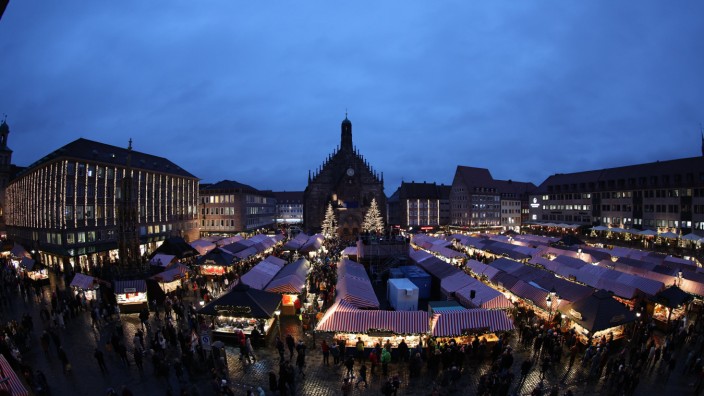 Nürnberg: Nach zwei Jahren Corona-Zwangspause ist es wieder soweit: Am Freitag hat der berühmte Christkindlesmarkt eröffnet.