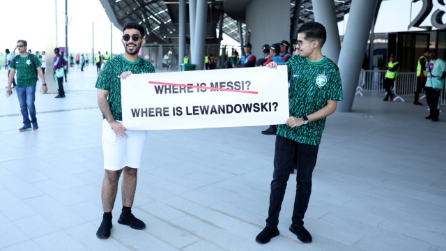 Polen bei der WM in Katar: Wo ist Lewandowski?Ein selbstbewusster Saudi-Fan vor dem Stadion.