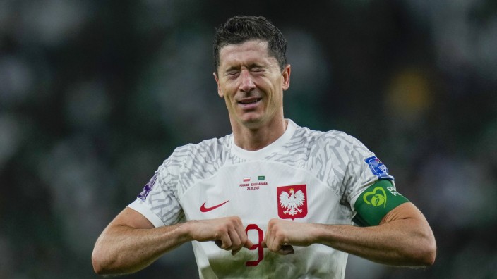 Polen bei der WM in Katar: Die Geste muss sein: Lewandowski nach seinem Treffer.