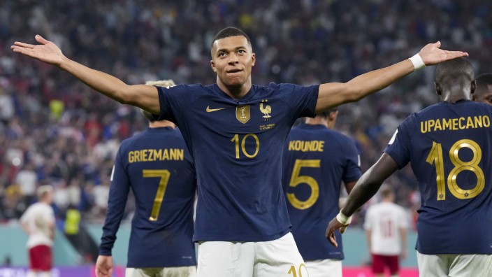Frankreich bei der Fußball-WM: Na bitte, geht doch: Kylian Mbappé und seine Franzosen stehen nun vorzeitig im Achtelfinale.
